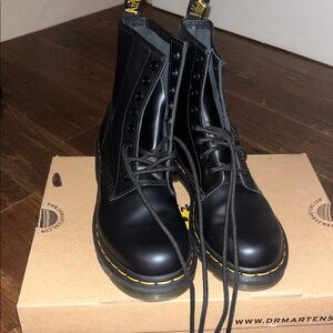 Dr. Martens black: Tan Shoe Box with Logo
